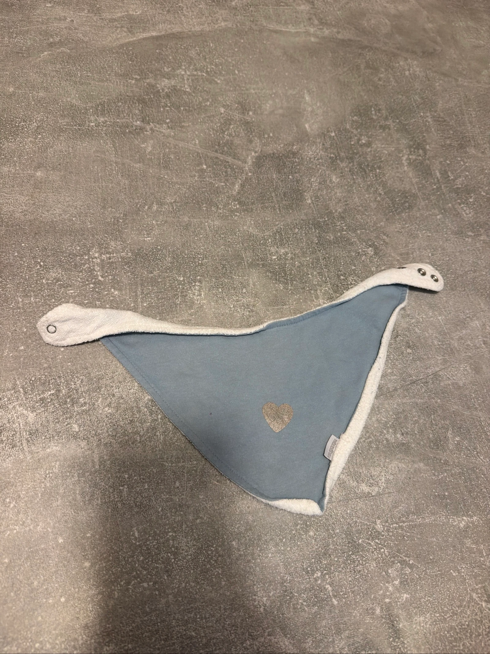 Bavoir bleu clair cœur vertbaudet bon état 